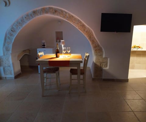 TV and multimedia, Kitchen or kitchenette, Living room, Food and drinks, Seating area, Dining area, Drinks, Alcoholic drinks, Non alcoholic drinks