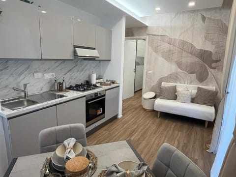 Kitchen or kitchenette, Seating area, Dining area, stove