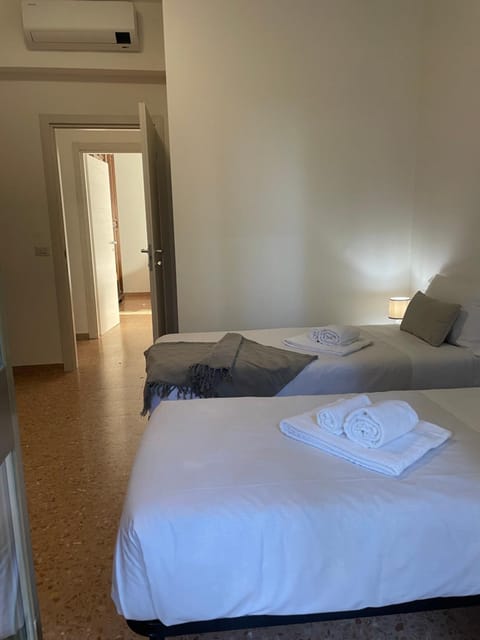 Bed, Living room, Photo of the whole room, Seating area, Bedroom, towels