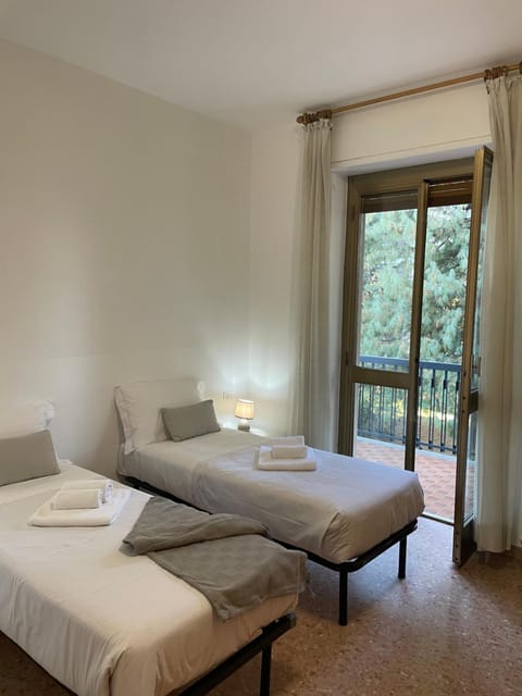 Bed, Balcony/Terrace, Photo of the whole room, Bedroom, towels