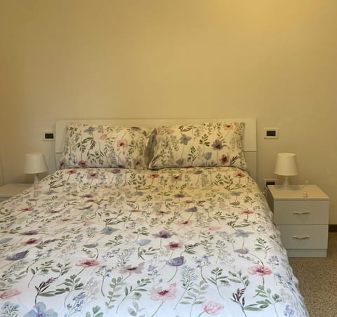 Other, Photo of the whole room, Animals, Bedroom, Pets, Family, furniture, heating, internet, towels