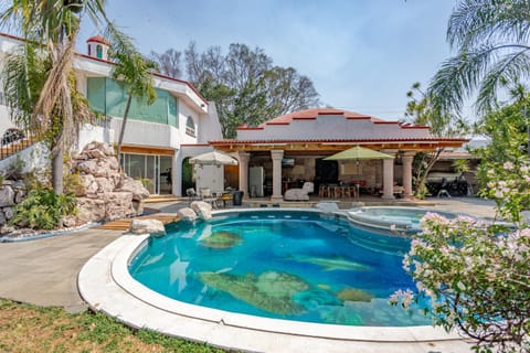 Property building, Patio, Spring, Day, Garden, Garden view, Pool view, Swimming pool, sunbed