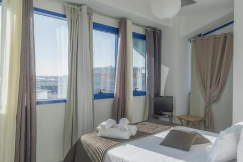 Bed, TV and multimedia, Photo of the whole room, Bedroom, towels