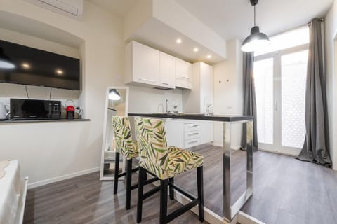 Kitchen or kitchenette, Dining area, oven