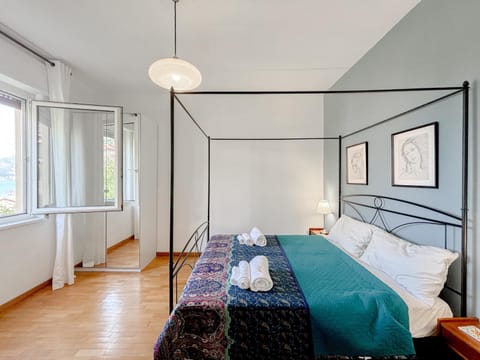 Bed, Living room, Photo of the whole room, Seating area, Bedroom, towels