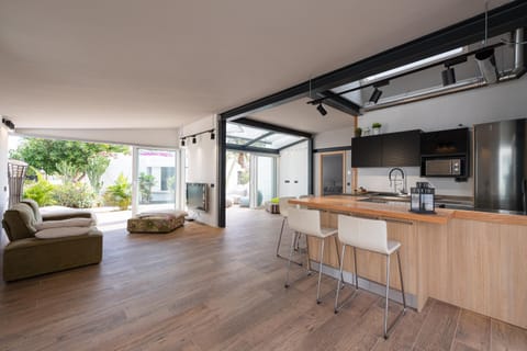 Kitchen or kitchenette, Living room, Seating area