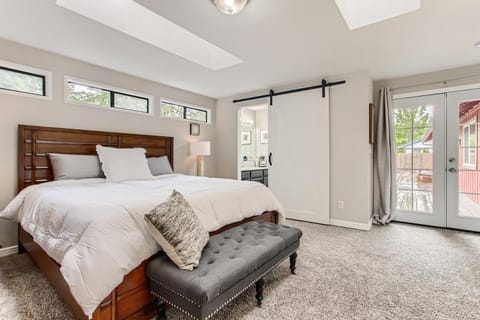 Spacious 4-bedroom home with outdoor deck House in Clackamas County