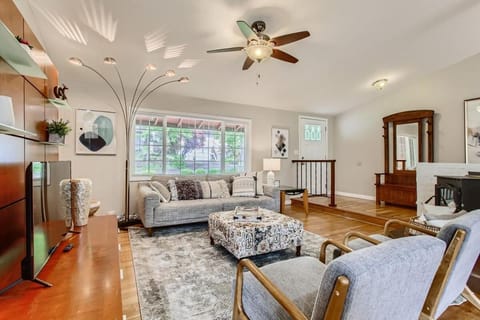 Spacious 4-bedroom home with outdoor deck House in Clackamas County