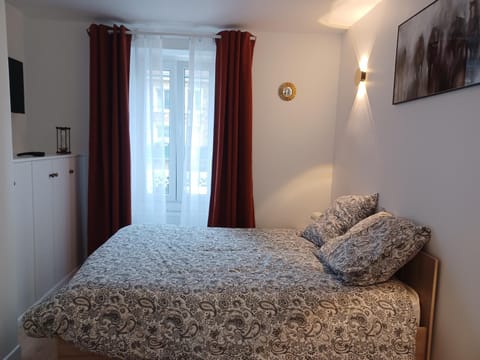 Bed, TV and multimedia, Photo of the whole room