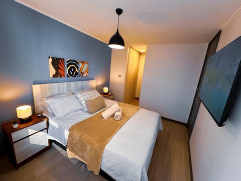 Bed, TV and multimedia, Decorative detail, Bedroom, towels