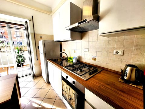 Coffee/tea facilities, Kitchen or kitchenette, Dining area, oven, stove