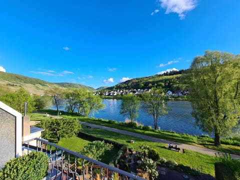 Balcony/Terrace, Mountain view, River view