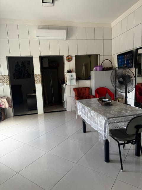 Kitchen or kitchenette, air conditioner