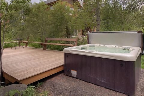 SO AWeSOME CABIN HotTub Nr Brundage Euro Feel Cabin in McCall