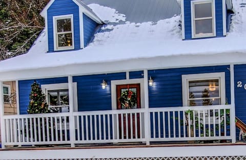 FiNLANDIA 3 000 sf 4B 3ba HotTub right in Town House in McCall