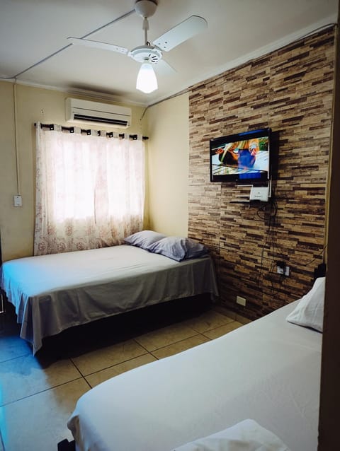 Bed, TV and multimedia, Photo of the whole room, Bedroom, air conditioner