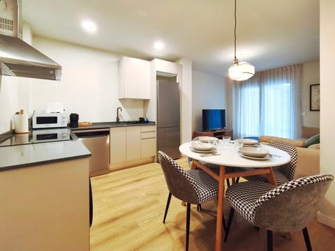 TV and multimedia, Kitchen or kitchenette, Dining area, dishwasher, stove