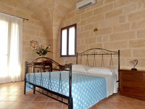 Photo of the whole room, Garden view
