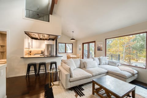 Valley View Townhome # 10 at Palisades by Tahoe Getaways - Shuttle & Walk to the Village! House in Palisades Tahoe (Olympic Valley)