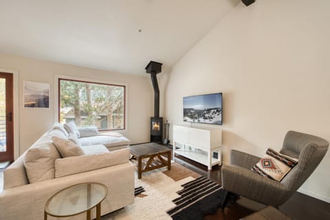 Valley View Townhome # 10 at Palisades by Tahoe Getaways - Shuttle & Walk to the Village! House in Palisades Tahoe (Olympic Valley)