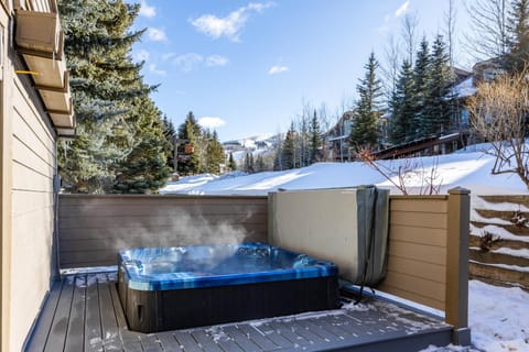 Unbeatable Location, Sleeps 12, Ski Access Across the Street, Large Hot Tub, Walk to the Lift House in Park City