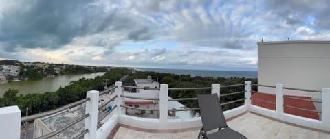 View (from property/room), Balcony/Terrace, Lake view, Sea view