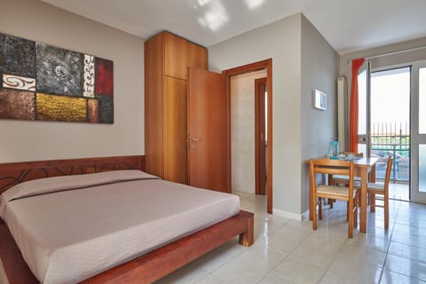 Photo of the whole room, Dining area