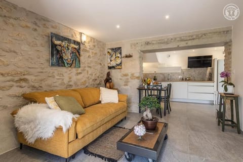 TV and multimedia, Kitchen or kitchenette, Living room, Seating area, oven