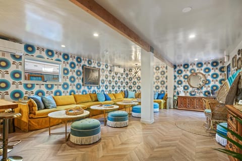 Living room, Seating area, air conditioner