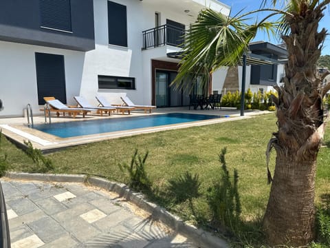 Property building, Garden, Garden view, Pool view, Swimming pool, sunbed