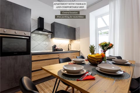 Kitchen or kitchenette, Food and drinks, Dining area, Food