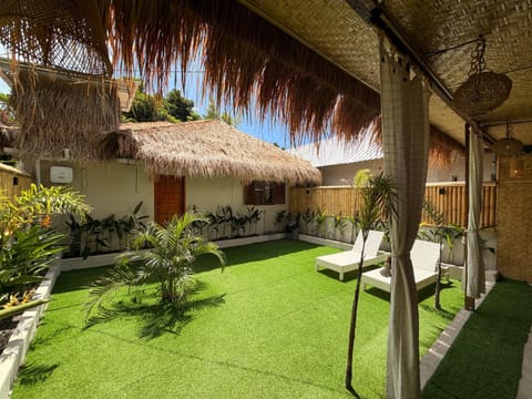 Property building, Day, Garden, Garden view, sunbed