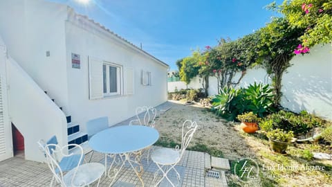 Property building, Day, Garden, Dining area, Garden view