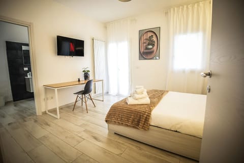 Bed, TV and multimedia, Living room, Photo of the whole room, Seating area, Bedroom