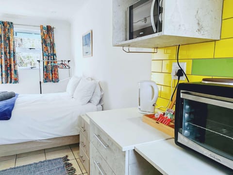 Kitchen or kitchenette, microwave, oven, stove