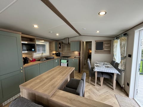 The Retreat 6 - Hot tub Mini Lodge, WiFi, pet friendly, bed linen - Golden Palm Resort - Meadow Lakes Caravan & Lodge Hire Apartment in Chapel Saint Leonards