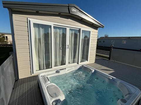 The Retreat 6 - Hot tub Mini Lodge, WiFi, pet friendly, bed linen - Golden Palm Resort - Meadow Lakes Caravan & Lodge Hire Apartment in Chapel Saint Leonards