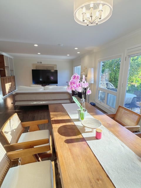 TV and multimedia, Living room, Dining area