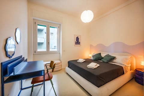 Bed, Seating area, Bedroom