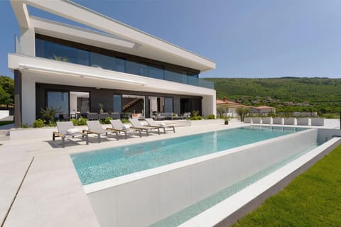 Property building, Patio, Day, Natural landscape, Pool view, Swimming pool, sunbed