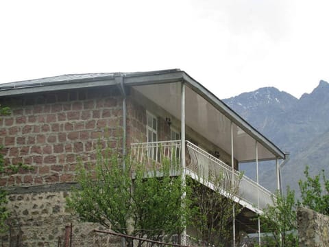Property building, Facade/entrance, Spring, Off site, Day, Balcony/Terrace