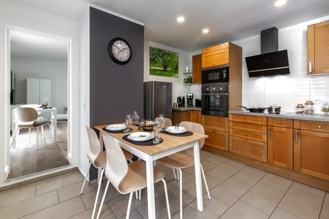 Kitchen or kitchenette, Seating area, kitchen