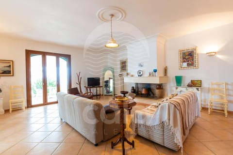 Communal lounge/ TV room, TV and multimedia, Living room, Seating area, Dining area