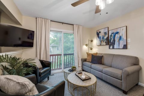 Chic Remodeled Retreat Near EMU- Easy Commute apts Apartment in Ypsilanti