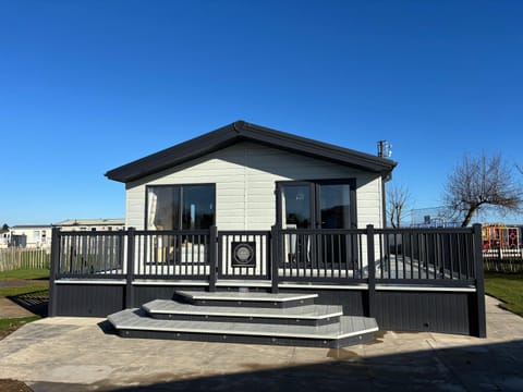The Retreat 8 Lodge - Hot tub, WiFi, pet friendly, bath - Golden Palm Resort - Meadow Lakes Caravan & Lodge Hire Apartment in Chapel Saint Leonards