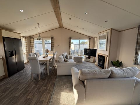 The Retreat 8 Lodge - Hot tub, WiFi, pet friendly, bath - Golden Palm Resort - Meadow Lakes Caravan & Lodge Hire Apartment in Chapel Saint Leonards