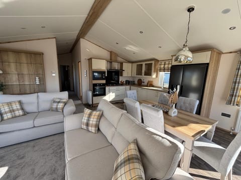 The Retreat 8 Lodge - Hot tub, WiFi, pet friendly, bath - Golden Palm Resort - Meadow Lakes Caravan & Lodge Hire Apartment in Chapel Saint Leonards