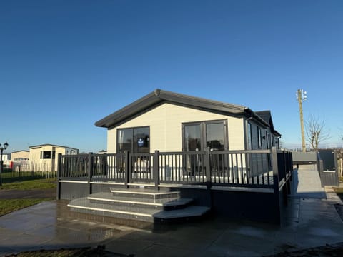 The Retreat 8 Lodge - Hot tub, WiFi, pet friendly, bath - Golden Palm Resort - Meadow Lakes Caravan & Lodge Hire Apartment in Chapel Saint Leonards