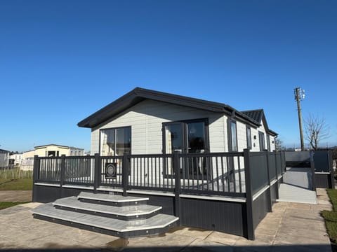 The Retreat 8 Lodge - Hot tub, WiFi, pet friendly, bath - Golden Palm Resort - Meadow Lakes Caravan & Lodge Hire Apartment in Chapel Saint Leonards