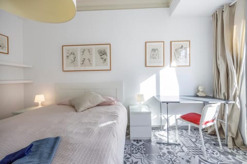 Bed, Seating area, Bedroom